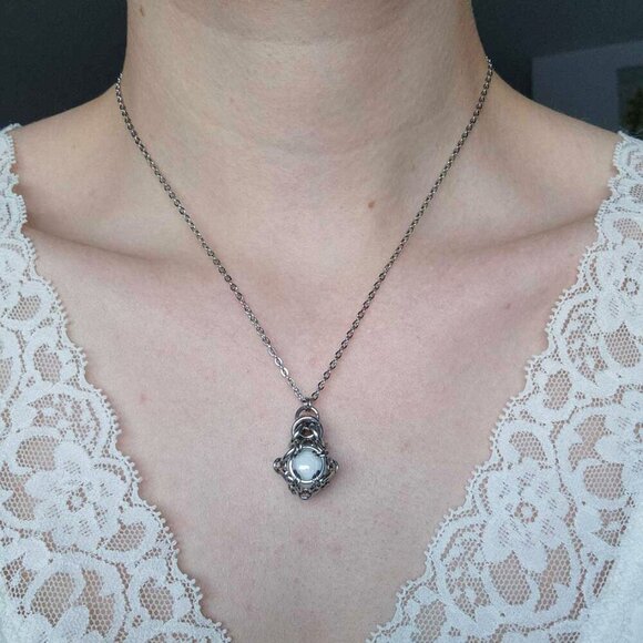 Vintage romantic classic teardrop caged pearl and silver chainmaille necklace - Picture 1 of 6
